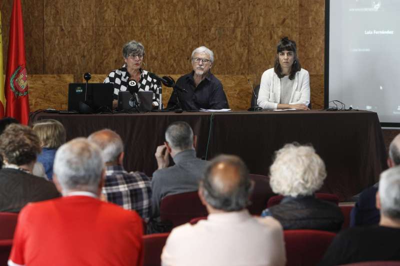 Aradia Ruiz (dcha), abogada del querellante, Manuel de Juan, guionista y director del documental sobre Tefilo del Valle, y la periodista Llum Quionero, en rueda de prensa. EFEPep Morell
