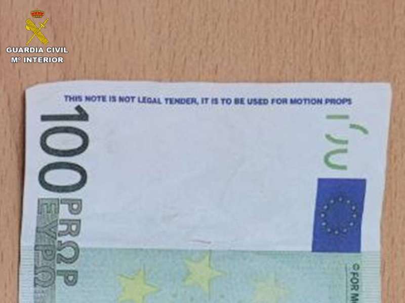 Detalle de uno de los billetes intervenidos, donde se puede leer una advertencia de que este papel moneda no es legal, en una imagen de la Guardia Civil.