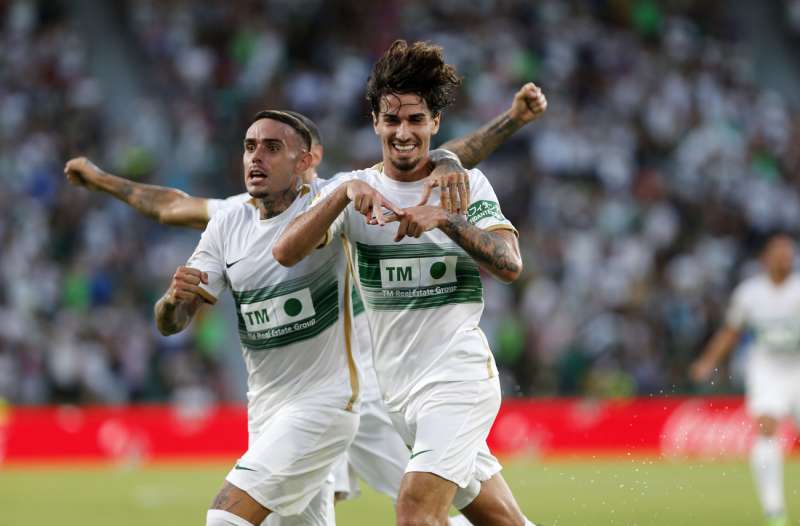El centrocampista del Elche Alex Collado (d) celebra un gol. EFE/Manuel Lorenzo/Archivo
