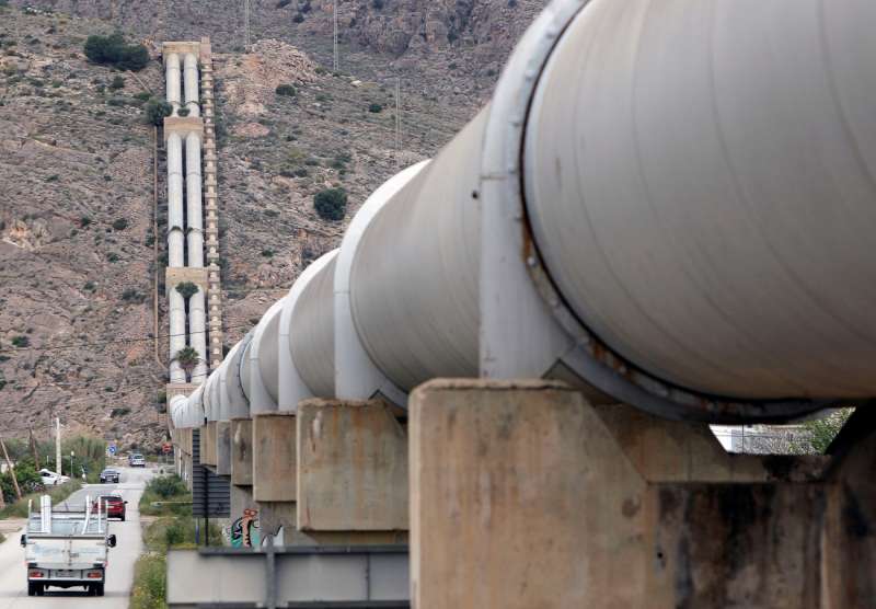 Fotografía de las tuberías que transportan el agua del trasvase Tajo-Segura, a su paso por la huerta oriolana. /EFE