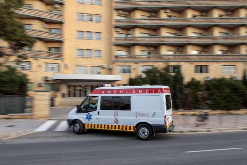 Una ambulancia llega un hospital. EFE/Biel Aliño/Archivo
