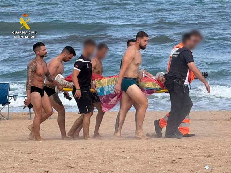 Imagen del rescate, en una imagen compartida por la Guardia Civil.
