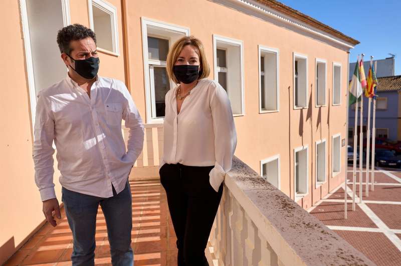 Ximo Coll y Carolina Vives, matrimonio y alcaldes de El Verger y Els Poblets respectivamente, posan para EFE tras la polémica surgida por haberse vacunado contra la COVID-19 en el Centro de Salud de El Verger porque sobraban dosis