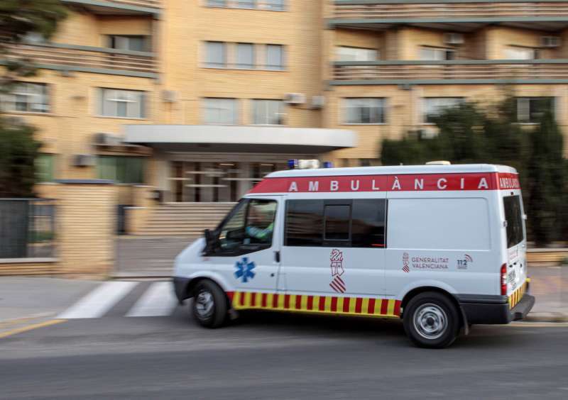 Una ambulancia llega a un centro sanitario. EFEBiel AlioArchivo