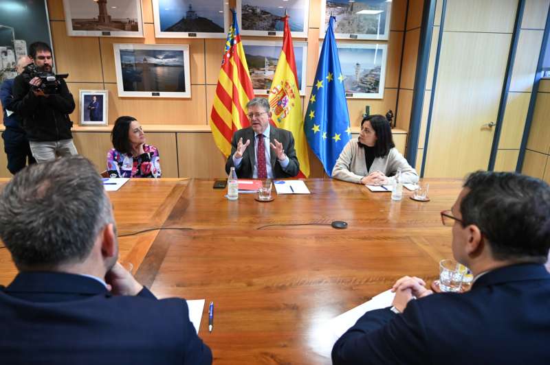 El president de la Generalitat, Ximo Puig (c), hoy en CastellÃ³. EFE/Domenech CastellÃ³
