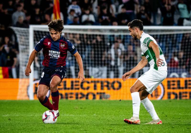 Imagen de un enfrentamiento entre el Elche CF y el Levante UD.  Levante UD