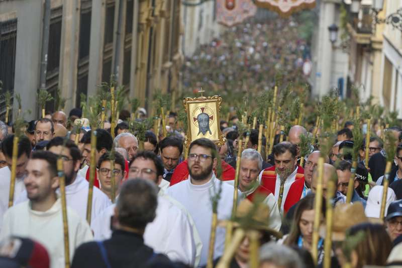 Decenas de miles de alicantinos recorren a pie la distancia que separa la concatedral de San Nicol�s y el monasterio de Santa Faz en la segunda romer�a m�s multitudinaria de Espa�a. EFEMorell