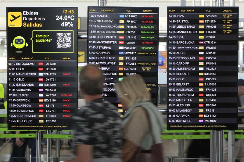 Paneles informativos en el aeropuerto de Alicante-Elche. EFEMorell