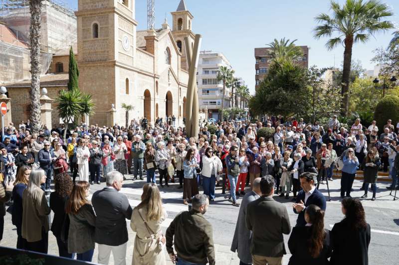 Vista general tras el minuto de silencio por el asesinato de una ni�a de 3 a�os a manos de su padre, que se ha suicidado posteriormente, celebrado este domingo en la localidad. EFE Pablo Miranzo