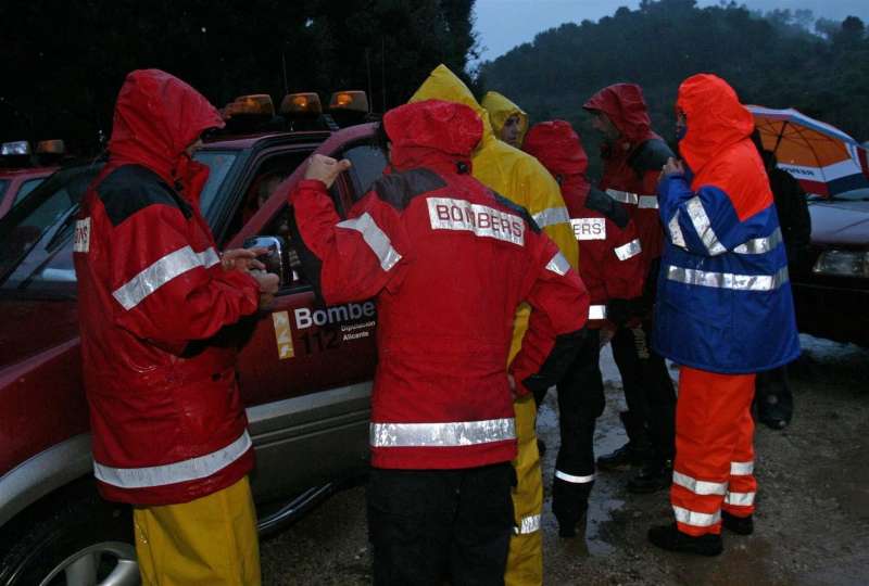 Agentes de la Guardia Civil y Bomberos en un rescate de montañeros en Vall de Laguar. EFE/Archivo M.Lorenzo