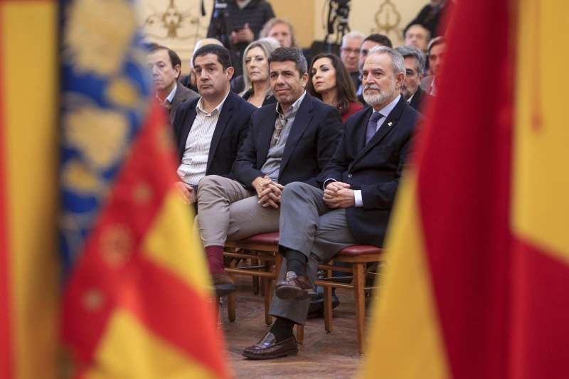 El alcalde de Alcoy, Toni Franc�s, a la izquierda de la imagen, en la presentaci�n del estudio de viabilidad de la conexi�n por ferrocarril entre Alcoy y Alicante, junto al expresident de la Generalitat Carlos Maz�n, en enero de 2025. EFEPep MorellArchivo
