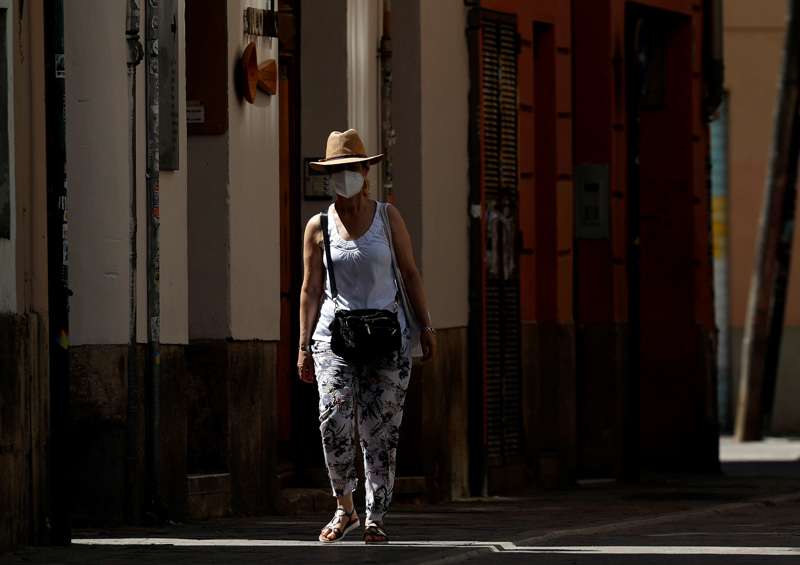 Una mujer pasea por ValÃ©ncia./EPDA