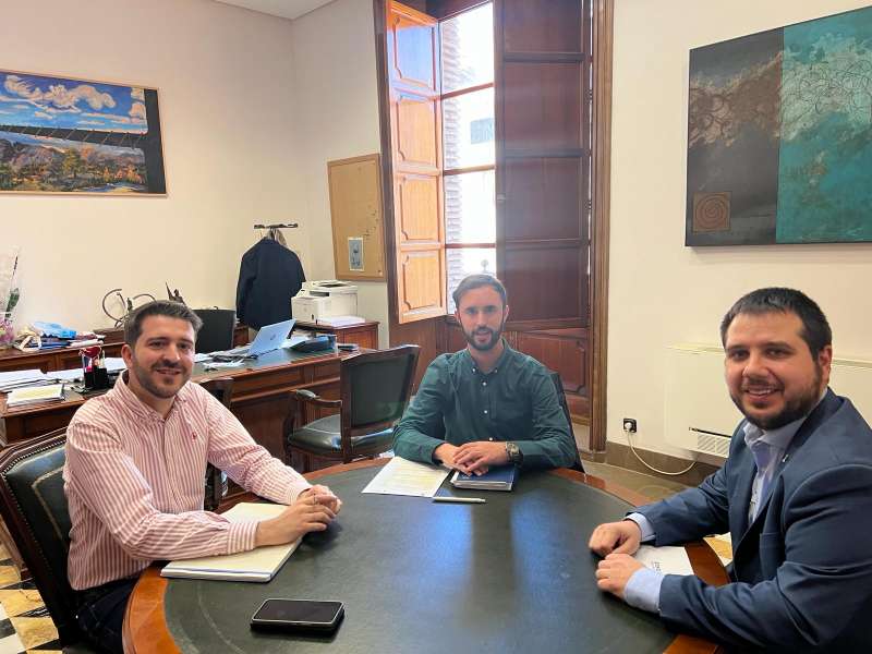 Reunió amb Jordi Pla, alcalde de Cocentaina; Javi Sansalvador, regidor de Serveis Socials; i Sergio Barrera, d