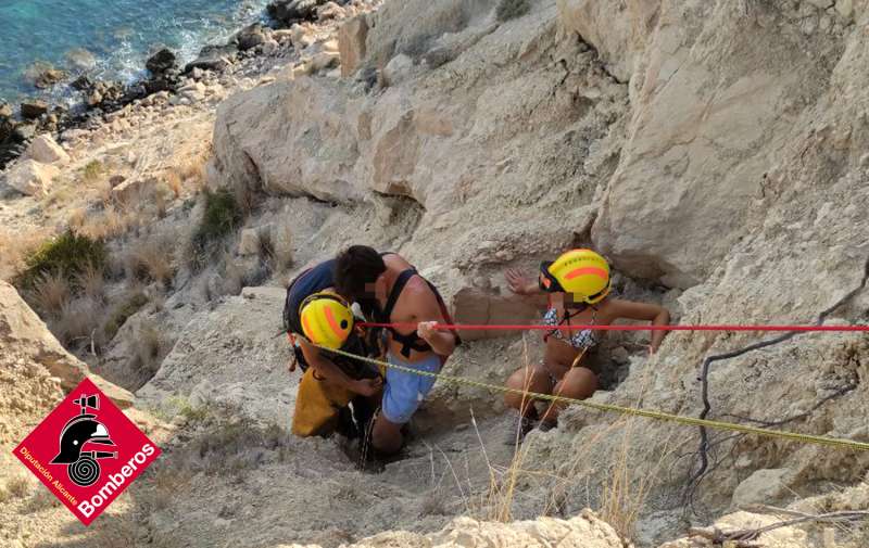 Rescate de la pareja por los bomberos de Alicante./ Twitter del Consorcio de Bomberos de Alicante