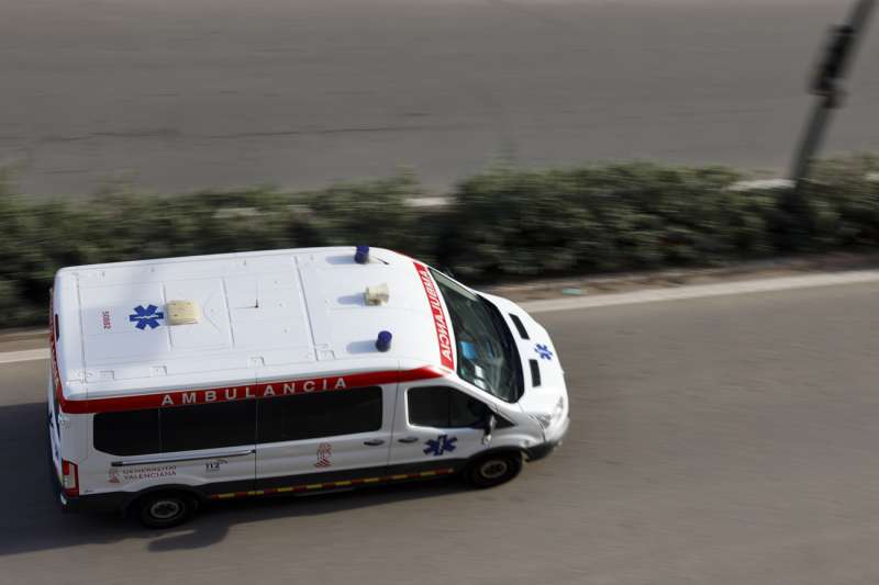 Imagen de archivo de una ambulancia en una localidad de la Comunitat Valenciana. EFEAna Escobar
