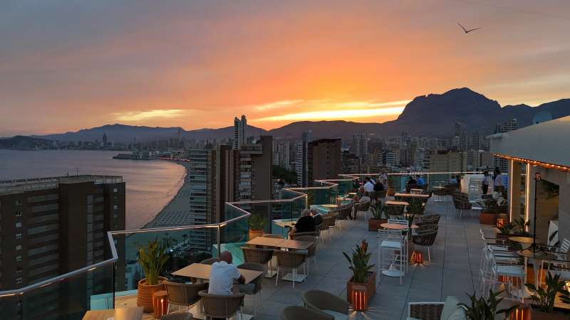  Una cena de tipo cctel al atardecer con la que dar la bienvenida al
verano
