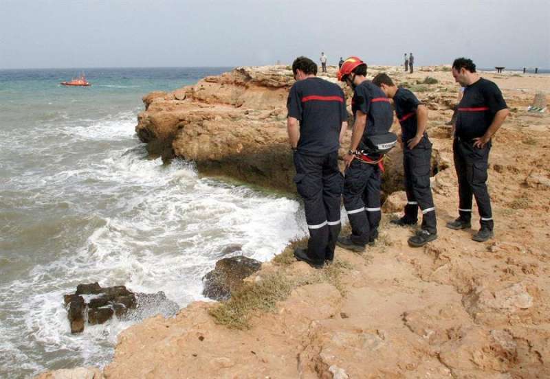 Imagen de archivo de un rescate en una playa de Alicante. EFE