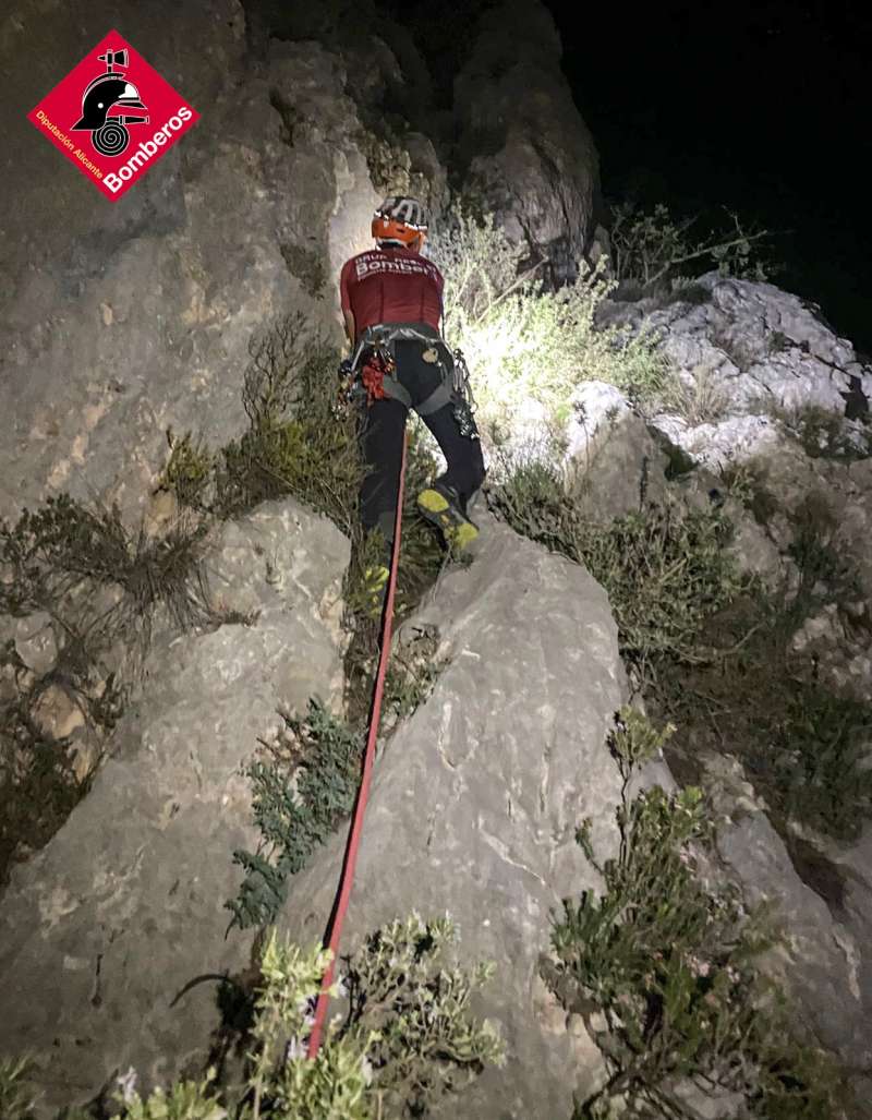 Un bombero localiza a los montaeros. EPDA