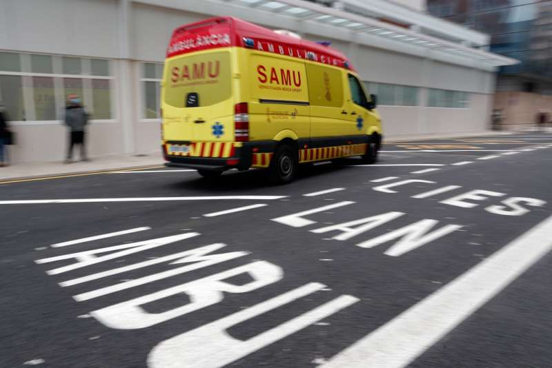 Imagen de archivo de una ambulancia a su llegada a un hospital. EFEKai Frsterling