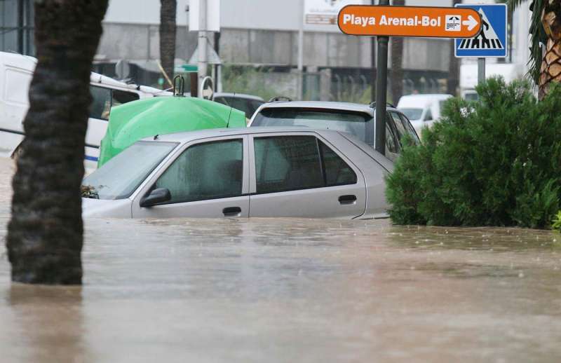 Aspecto que presentaba una avenida de Calpe, anegada de agua tras unas fuertes lluvias, en una imagen de archivo. EFE/Manuel Lorenzo
