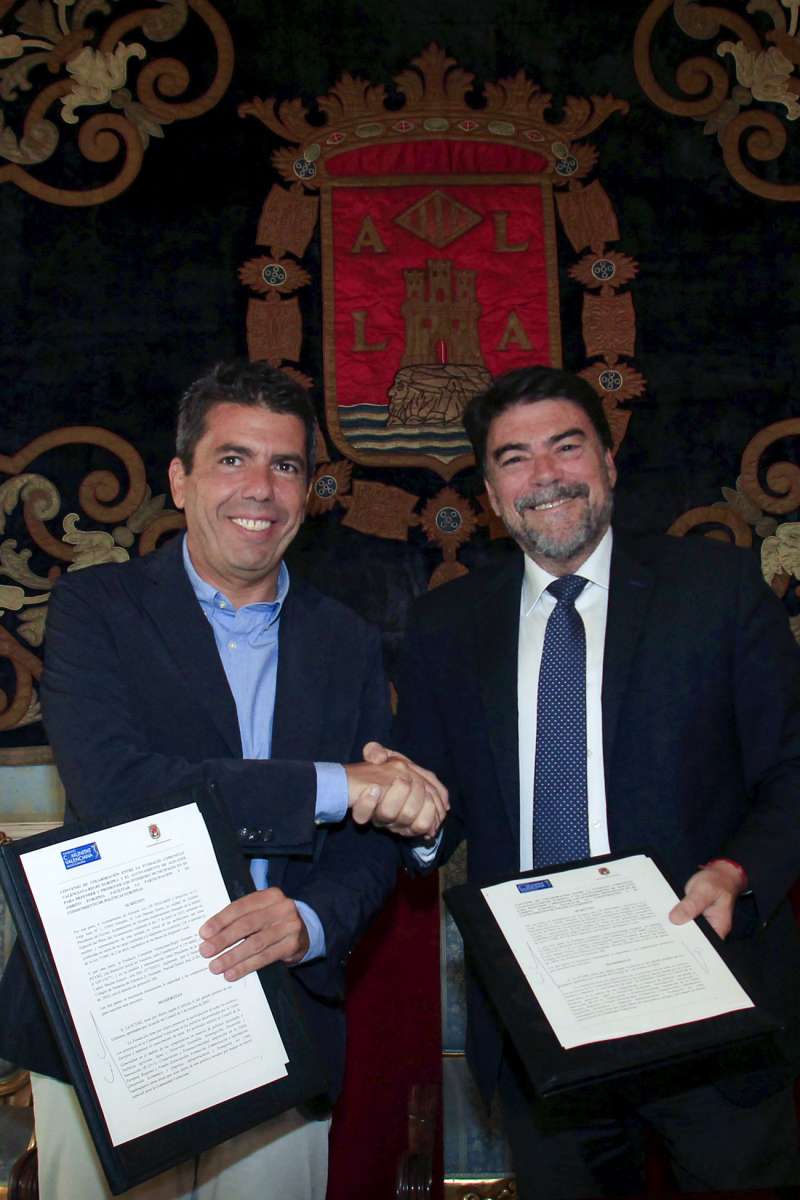 El presidente de la Generalitat Valenciana, Carlos Mazn, y el alcalde de Alicante, Luis Barcala (d), durante la firma del convenio de colaboracin entre el ayuntamiento y la Fundacin Comunitat Valenciana Regi Europea (FCVRE) para la defensa y promocin de los intereses municipales en el mbito europeo. EFEMorell