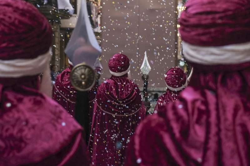 Momento de la entrada mora de la fil Marrakech, durante el Da de las Entradas de la fiesta de Moros y Cristianos en el centro de Alcoy (Alicante). EFE  Pablo Miranzo

