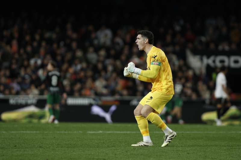 El guardameta argentino del Elche, Matias Dituro, durante un partido de LaLiga EA Sports . EFE Biel Ali�o Archivo
