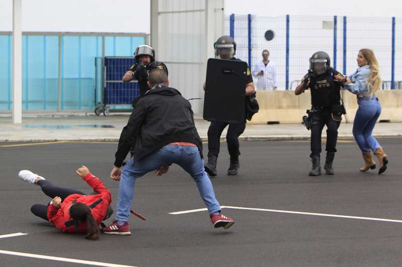 Agentes de la Polica Nacional durante el desarrollo este viernes de un ejercicio de simulacin de asalto desde un buque de la Armada para comprobar las reacciones multiinstitucionales frente a incidencias de seguridad de tipo terrorista. EFEMorell