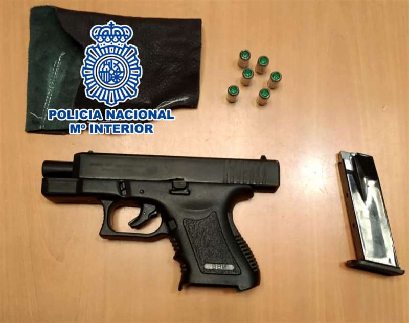 El arma simulada en una imagen facilitada por la PolicÃ­a Nacional. / EPDA