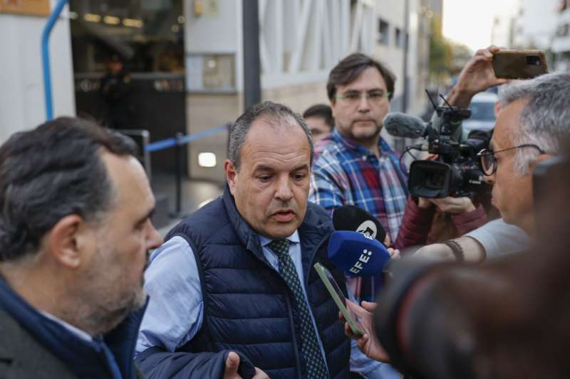 El presidente de la C�mara de Comercio de Alicante, Carlos Ba�o (c), tras declarar ante la Polic�a. EFE  Pablo Miranzo.
