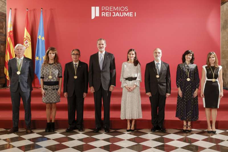 Los reyes, Felipe y Letizia, durante la foto de familia con los premios Jaume I 2022. /EPDA 
