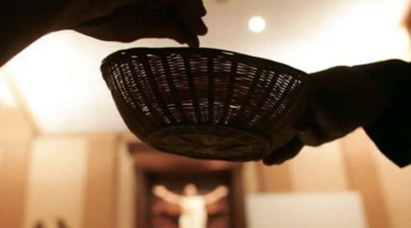 Cepillo de donativos en una iglesia. EFE
