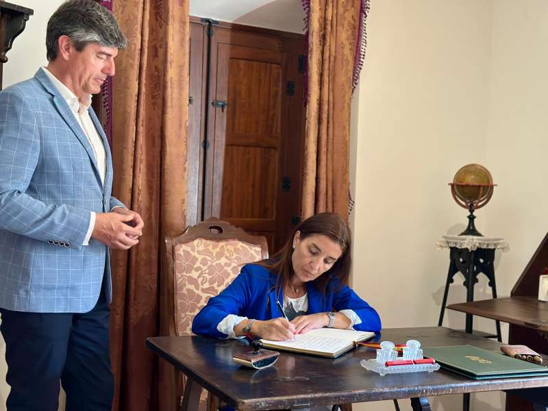 Ruth Merino firmando el acuerdo.EPDA