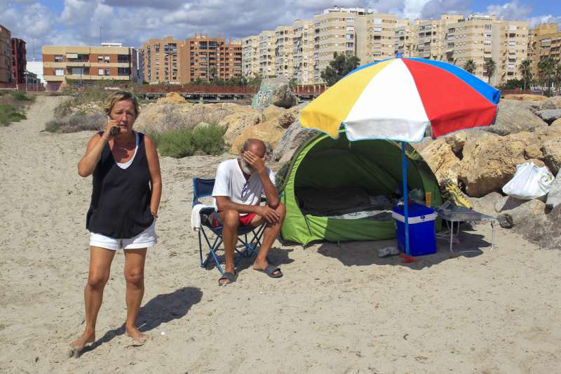  La pareja formada por Jos Vicente Roca y Charo Ortiz junto a su hogar en la playa de San Gabriel (Alicante) donde duermen desde el pasado 19 de julio porque no pueden acceder a una vivienda a un precio social a un precio asequible. EFEMorell
