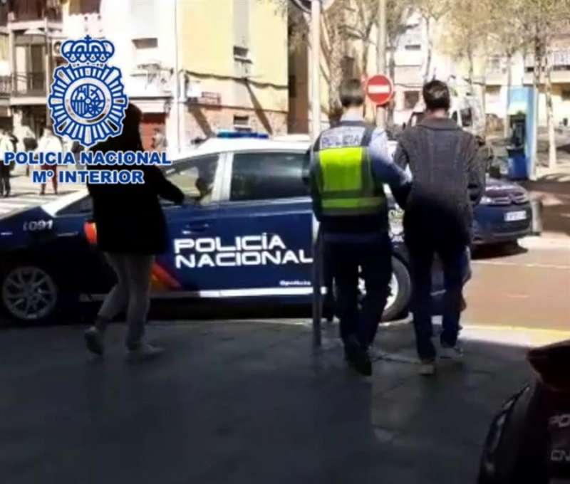Imagen cedida por la Policía Nacional del detenido conducido a dependencias policiales. EFE