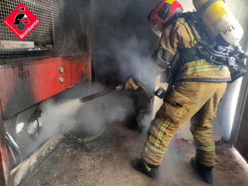 Imagen cedida por el consorcio provincial de bomberos de las labores de extinción del incendio. EFE
