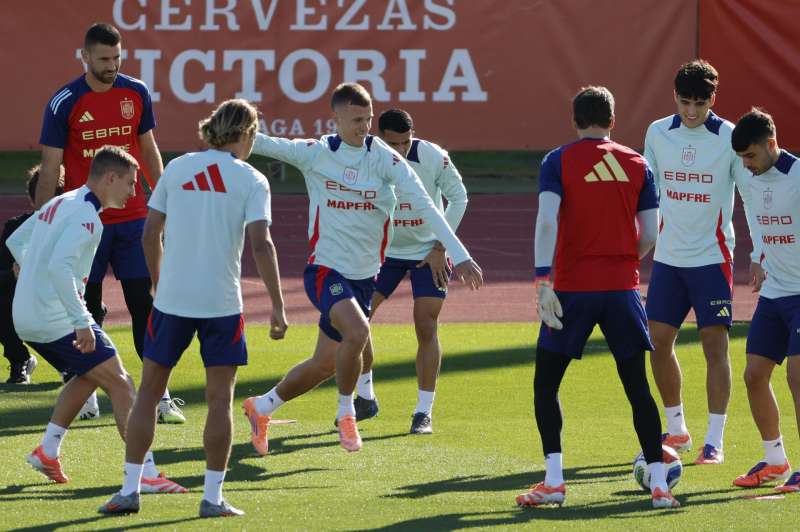 Entrenamiento de la seleccin espaola en la Ciudad del Ftbol de Las Rozas, Madrid, este viernes para preparar el enfrentamiento ante Georgia de maana correspondiente al clasificatorio para el Mundial. EFE Mariscal