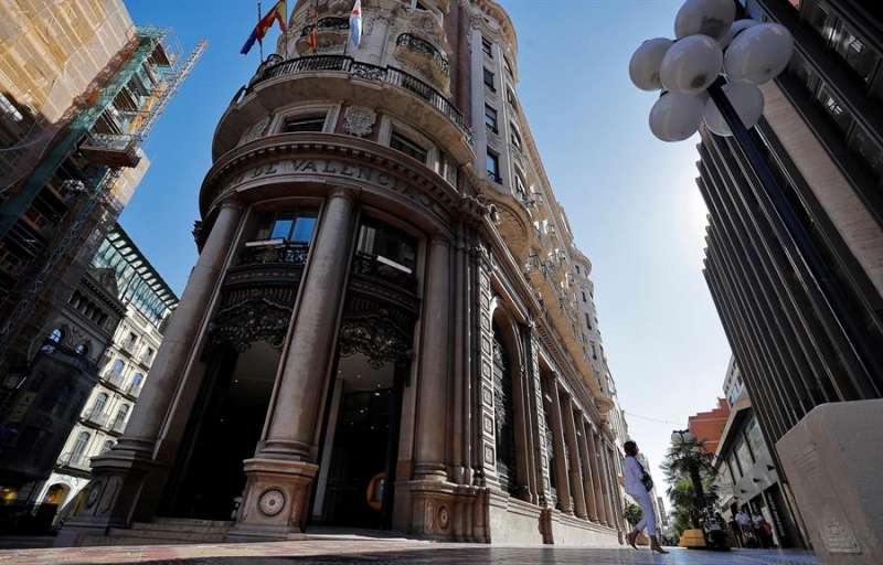 Imagen tomada este viernes de la sede social de Caixabank, situada en el edificio histÃ³rico del antiguo Banco de Valencia. EFE
