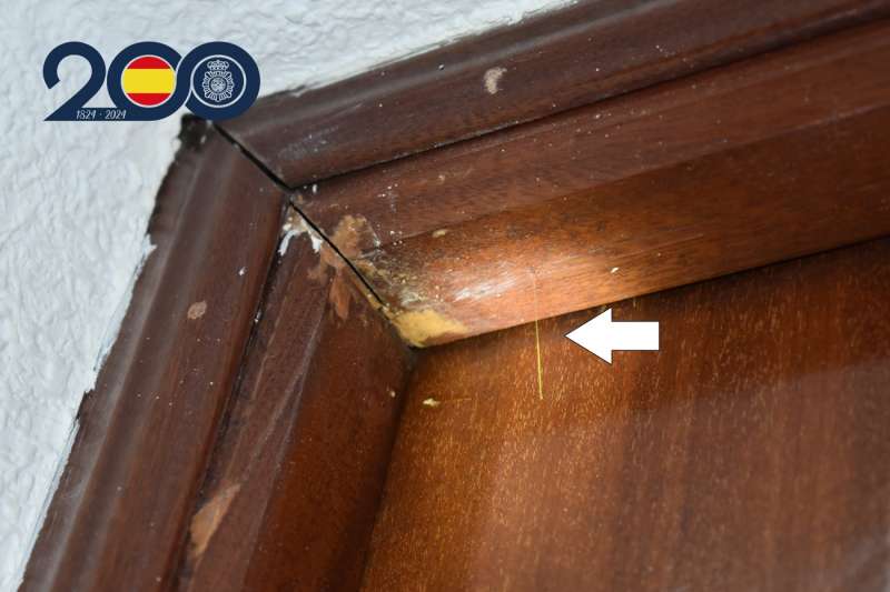 Detalle de una puerta marcada con hilo invisible, en una imagen de la Polica Nacional. EPDA
