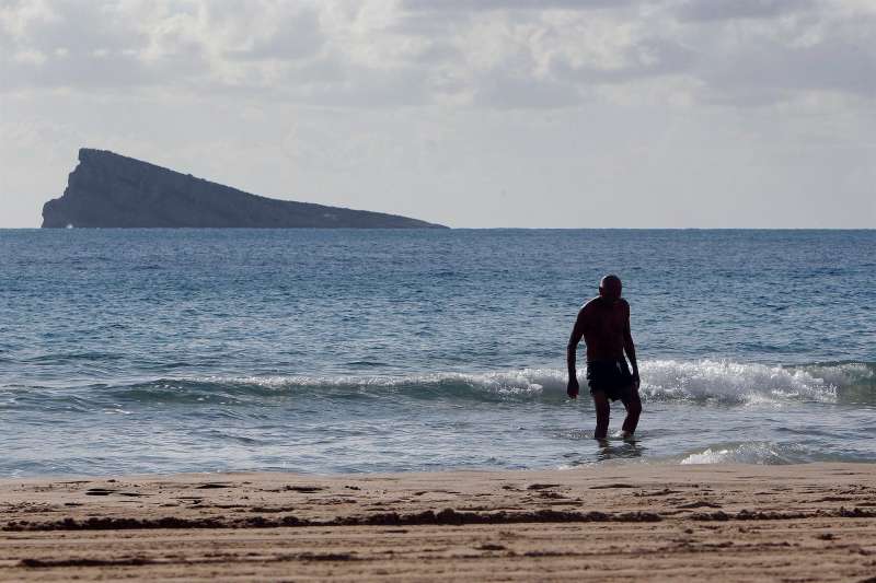 Una persona sale del agua en la playa de Benidorm. EFE/Morell
