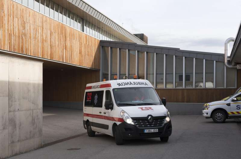 En la imagen, una ambulancia en un hospital. EFEDavid Borrat