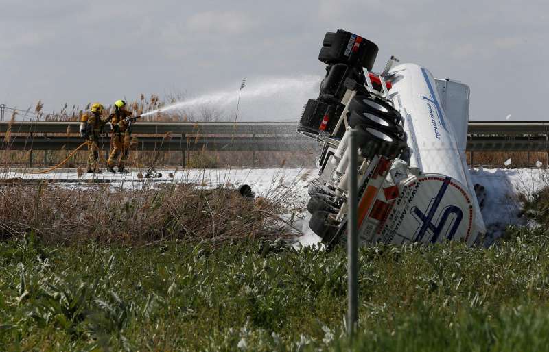 Imagen de archivo del accidente con vuelco de un camión en una carretera de Alicante. EFE/Manuel Lorenzo
