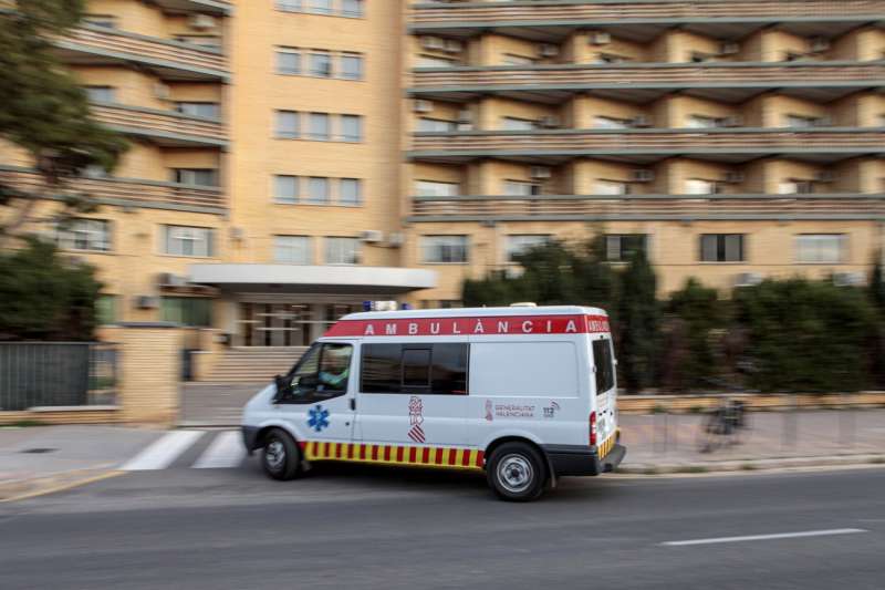 Una ambulancia en Valncia. EFEBiel AlioArchivo