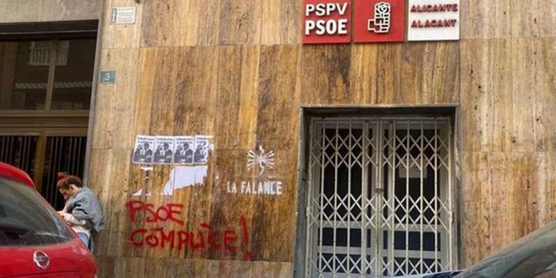 Pintadas en la fachada de la sede del PSPV-PSOE de Alicante. /EPDA