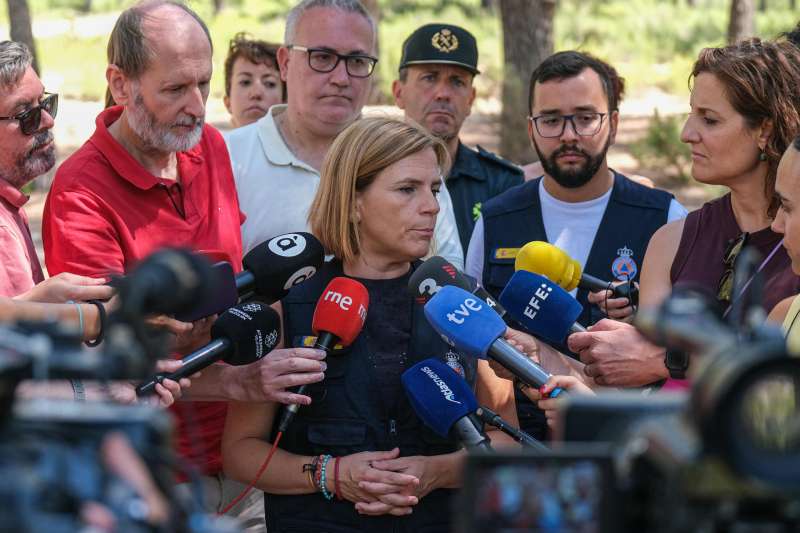 La delegada de gobierno Pilar Bernab atiende a los medios de comunicacin en el puesto de mando. EFE Pablo Miranzo
