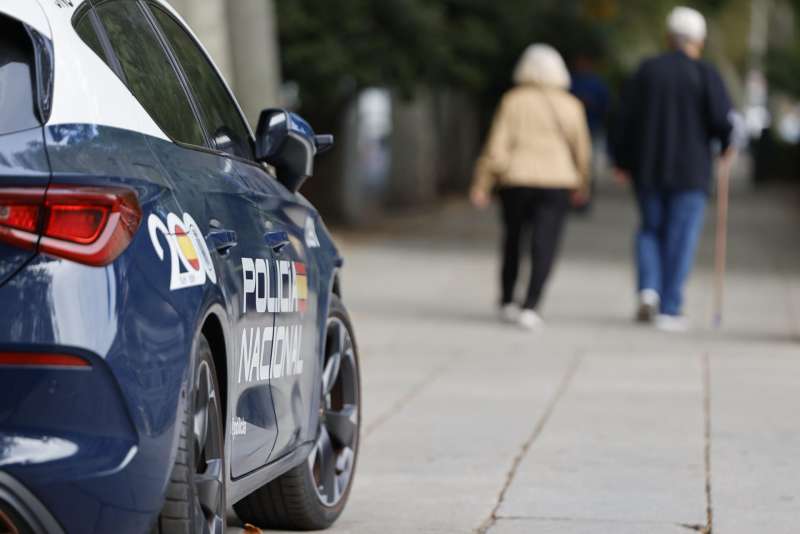 Un coche de la Policia Nacional patrulla por una calle. EFEMariscal
