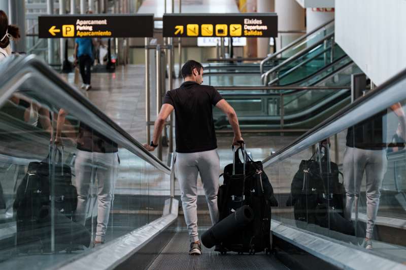 Un pasajero en el aeropuerto de Alicante-Elche Miguel Hernndez. EFE Pablo MiranzoArchivo
