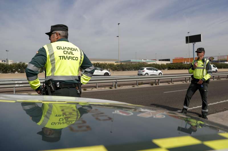Una patrulla de la Guardia Civil de Tr�fico realiza un control en una autov�a. EFEManuel Bruque
