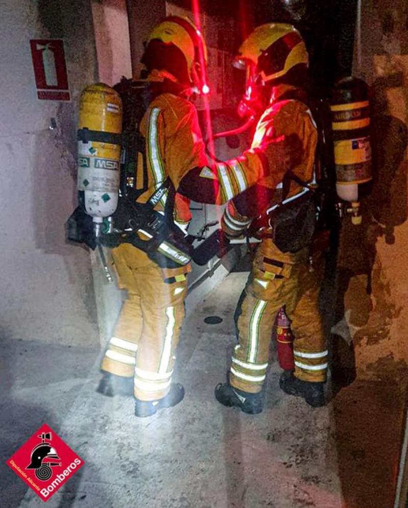 Los bomberos, en los trabajos de extinciÃ³n del fuego, en una imagen del Consorcio de la provincia de Alicante.
