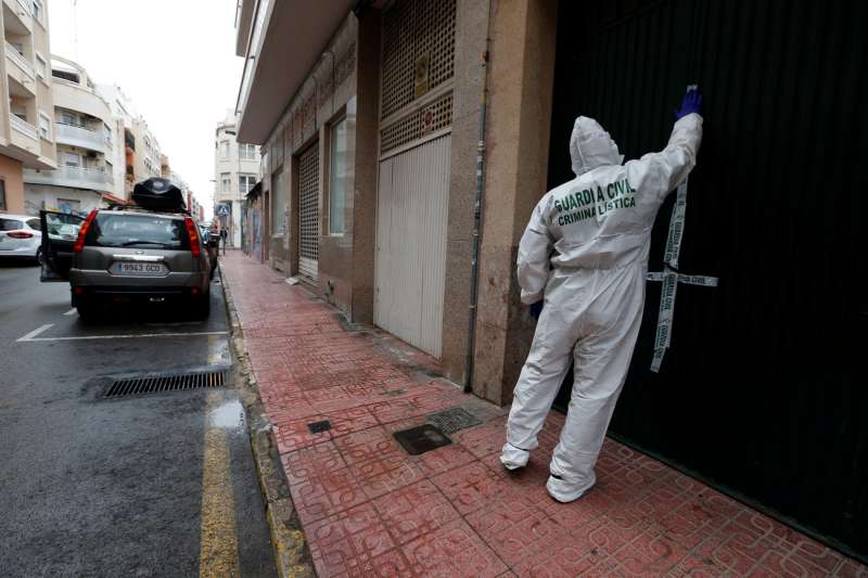 La Guardia Civil precinta una vivienda escenario de un crimen machista. EFE/Manuel Lorenzo/Archivo
